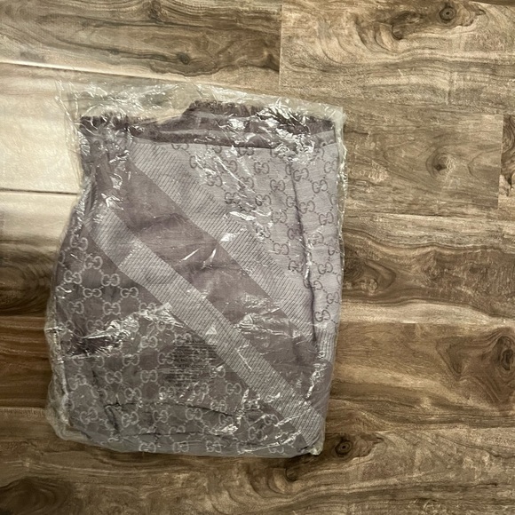 Brand New- Gucci Pearl/Med Grey Wool Silk Scarf - Picture 3 of 5